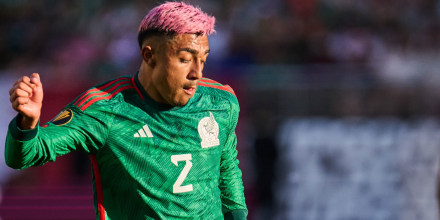 El seleccionado mexicano Julián Araujo se pronunció ante las críticas de las que fue objeto.