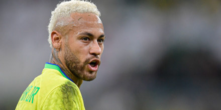 El delantero brasileño Neymar sufrió la multa millonaria.