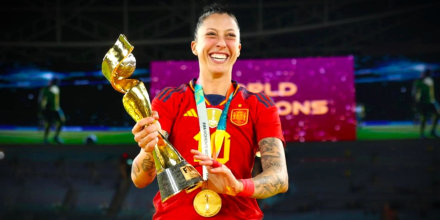 Jenni Hermoso celebra con el trofeo de la Copa Mundial Femenina de la FIFA Australia & Nueva Zelanda 2023.