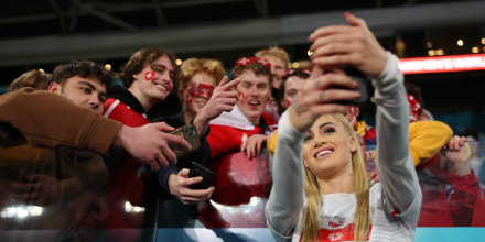 La futbolista suiza del Aston Villa es toda una influencer gracias a su impacto en plataformas digitales.