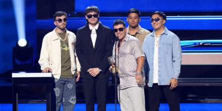 Peso Pluma y Eslabon Armado en Premios Billboard 2023.