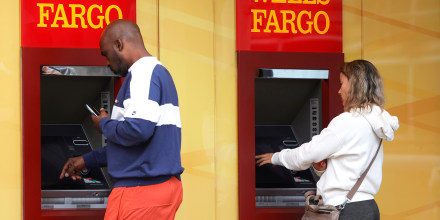 El Gobierno de Trump pide a los bancos poner el ojo sobre clientes indocumentados