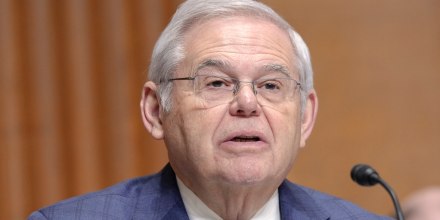 El senador demócrata Bob Menéndez, en el Capitolio, en Washington, DC, el 14 de marzo de 2024.
