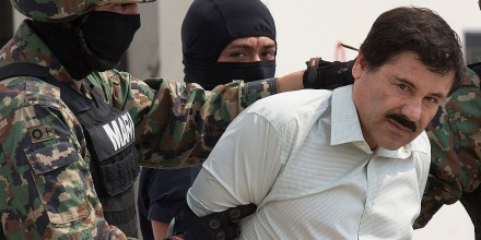 Joaquín "El Chapo" Guzman es escoltado hacia un helicóptero en Ciudad de México, el 22 de febrero de 2014.
