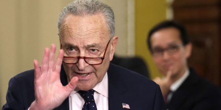 El senador Chuck Schumer habla en el Capitolio, el 21 de mayo de 2024.
