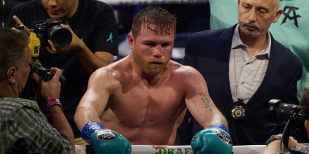 Canelo Álvarez perdió su estatus de campeón indiscutido.