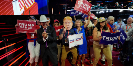 Un grupo de delegados baila durante la Convención Nacional Republicana, el martes 16 de julio de 2024, en Milwaukee.