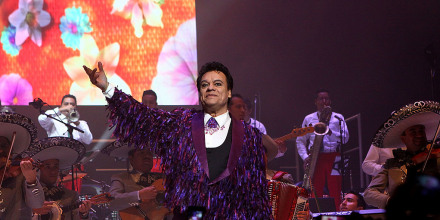 Juan Gabriel durante una presentación en el Nokia Theatre en Los Ángeles, California, el 18 de septiembre de 2014.