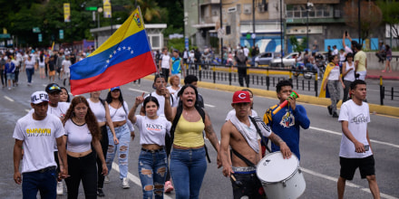 Grupos de personas marchan por Caracas con banderas venezolanas y tocando tambores o vuvuzelas como parte de una protesta, el 29 de julio de 2024