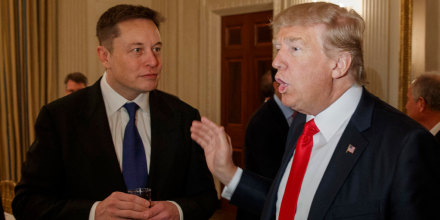 El presidente Donald Trump habla con el director general de Tesla y SpaceX, Elon Musk, en la Casa Blanca en Washington, el 3 de febrero de 2017. 