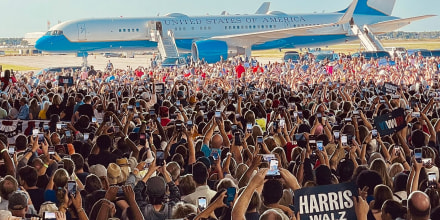 Miles de simpatizantes de Kamala Harris en el aeropuerto de Detroit, el 7 de agosto.