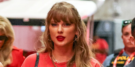 Taylor Swift arrives at the NFL game between the Cincinnati Bengals and Kansas City Chiefs.