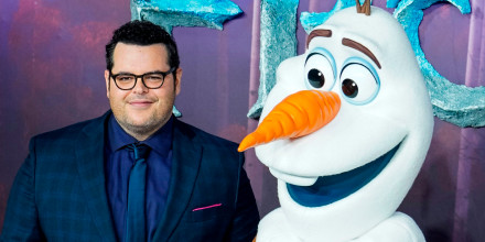 Josh Gad poses with Olaf at European "Frozen II" premiere in 2019.