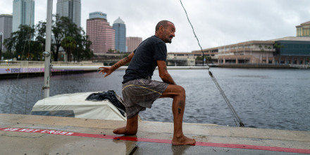 Police try to persuade "Lieutenant Dan" to leave his boat