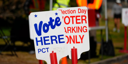 Carteles dirigen a los votantes a un punto de entrega de boletas el viernes 25 de octubre de 2024, en el parque Washington de Denver, Colorado.