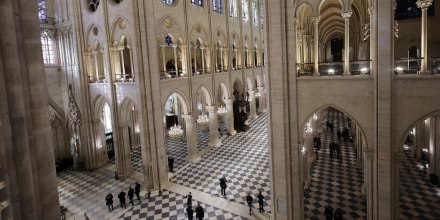 Gente camina por la catedral de Notre-Dame de París mientras el presidente francés Emmanuel Macron visita los interiores restaurados del monumento, el viernes 29 de noviembre de 2024 en París. (Christophe Petit Tesson, Pool vía AP)