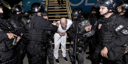 U.S. deports alleged members of the Tren de Aragua to be imprisoned in El Salvador