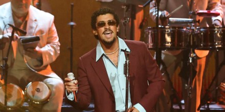 Bad Bunny se presenta en SNL50: The Homecoming Concert, febrero de 2025.