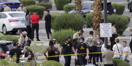 Oficiales de la Policía Metropolitana de Las Vegas hablan con miembros del gimnasio después del tiroteo, el 16 de mayo de 2025, en Las Vegas, Nevada.