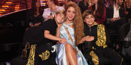 Shakira con Milan y Sasha en los premios MTV VMAs