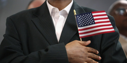 El Gobierno busca despojar de la ciudadanía a 17 inmigrantes, incluyendo estos 8 latinos
