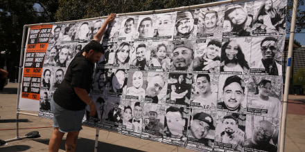Instalación artística en Los Ángeles el 3 de julio con nombres y rostros de personas detenidas, deportadas o enviadas a centro en el extranjero durante las redadas de ICE en el sur de California.