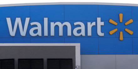 Walmart dice que los consumidores están bajo presión por el costo de vida