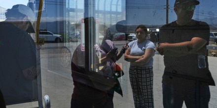 La gente espera afuera de Glass House Farms, un día después de una redada de inmigración en las instalaciones, el 11 de julio de 2025, en Camarillo, California. 