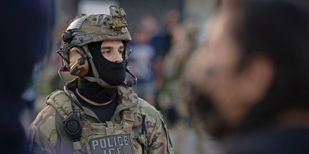 ¿Habrá agentes de ICE en las urnas? El DHS dice que no, pero Mullin contempla excepciones