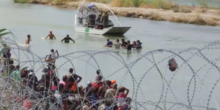 Una corte de apelaciones permite a Trump retomar las deportaciones aceleradas de migrantes indocumentados