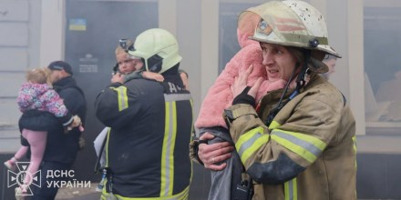 Equipos de rescate evacúan a niños después de que unos drones rusos impactaran en una guardería de la ciudad durante un ataque en Jarkov, Ucrania, el 22 de octubre de 2025.
 