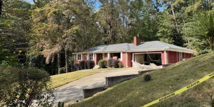 La casa en Atlanta donde fue detenido Derrick Groves, un recluso fugado de Louisiana, el 8 de octubre de 2025.
