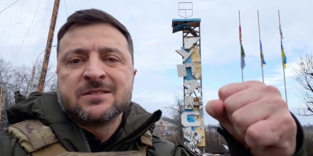 El presidente de Ucrania, Volodymyr Zelenskyy, grabando un video en la entrada de Kupiansk, Ucrania.