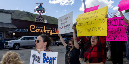 Manifestantes a favor del derecho al aborto se pronuncian el 24 de junio de 2022 en Jackson Hole, Wyoming.