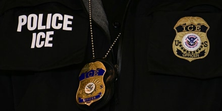 EE.UU. repatria a la viuda francesa de 85 años de un veterano tras 16 días detenida