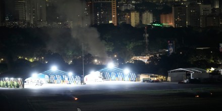 Humo se eleva en el aeropuerto La Carlota tras explosiones y aviones volando a baja altura en Caracas, Venezuela, el 3 de enero de 2026. 