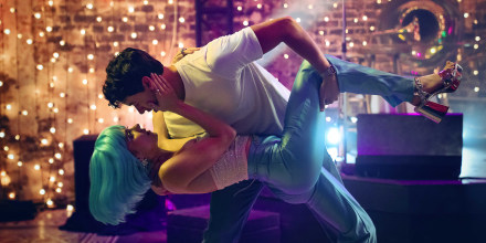 People We Meet on Vacation. (L-R) Emily Bader as Poppy and Tom Blyth as Alex in People We Meet on Vacation. Cr. Michele K. Short/Netflix © 2026