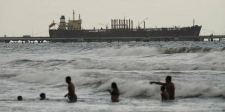El petrolero Evana atracado en el puerto El Palito, en Puerto Cabello, Venezuela, el 21 de diciembre de 2025. 