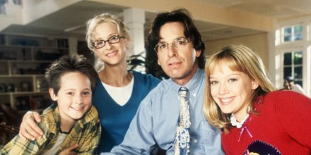 LIZZIE MCGUIRE, (from left): Jake Thomas, Hallie Todd, Robert Carradine, Hilary Duff, (Season 1), 20