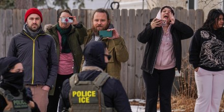 Testigos graban con sus teléfonos celulares a agentes migratorios durante un operativo en Minneapolis, Minnesota, el 5 de febrero de 2026.