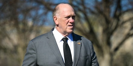 Homan dice que ICE está “revisando” sus protocolos de reclutamiento tras muertes a manos de agentes