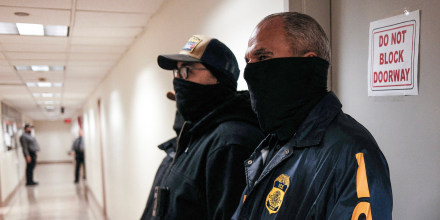 Nueva York no puede obligar a los agentes a quitarse las máscaras, dictamina jueza