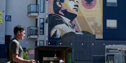 Unos peatones pasan bajo una imagen de César Chávez en un mural de San Francisco, el 18 de marzo de 2026. 