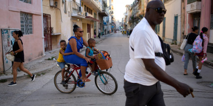 Transeúntes en La Habana, Cuba, el 25 de marzo de 2026.