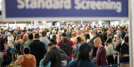 Pasajeros esperan en fila de control de seguridad del Aeropuerto Intercontinental George Bush, el 25 de marzo de 2026, en Houston. 