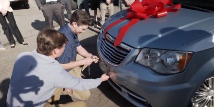 Virginia teens are fixing up cars to donate to single moms as part of charity program.