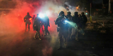 Acusan de agresión a un agente de ICE por apuntar su arma a civiles en Minnesota