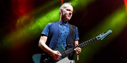 Tom Dumont plays guitar on stage
