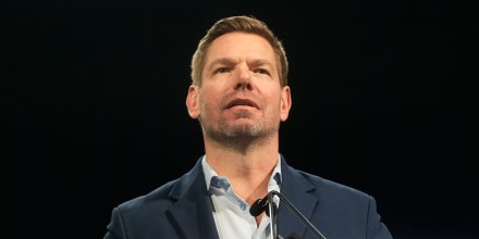 FBI registra la casa del excongresista Eric Swalwell y confisca dispositivos