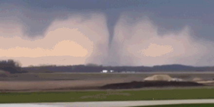 Tormentas causan tornados e inundaciones repentinas en el Centro y el Medio Oeste